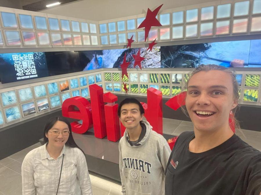 学生雅各布·纳尔逊和迈克尔·卢与博士. Jen Ito在智利机场报道